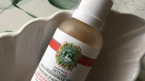 Отзыв: Сыворотка для лица, которая увлажняет кожу, делает её мягкой и бархатистой.