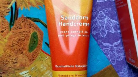 Отзыв: Вау! По-другому и не скажешь! Классный питательный крем,  который в буквальном смысле спас кожу рук у моей дочки!