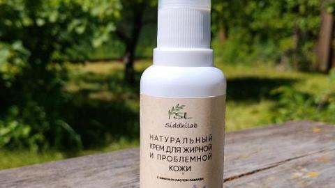 Отзыв: Крем для лица, который успокаивает кожу, борется с высыпаниями, имеет приятный аромат лаванды.
