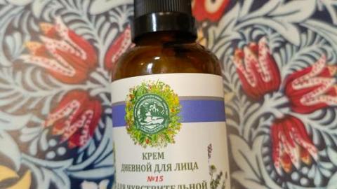 Отзыв: Не просто увлажнение: как Дневной крем №15 от «Даров Природы» стал моим щитом для чувствительной кожи зимой