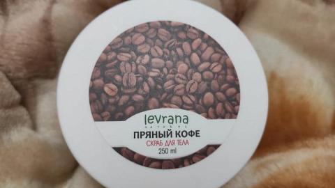 Отзыв: Хороший рабочий скраб, который полностью меня разочаровал своим ароматом. Но все же сладкоежкам он точно придется по вкусу!