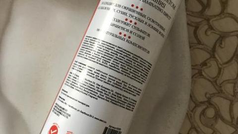 Отзыв: Лёгкая крем-маска для волос, которая делает волосы мягкими и послушными.