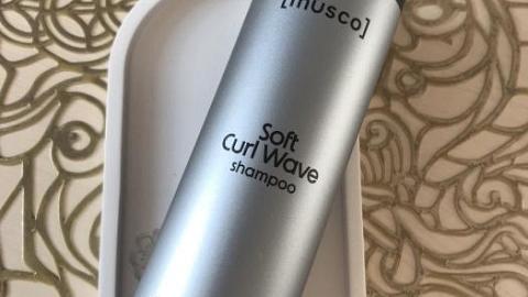 Отзыв: Идеальный шампунь для пористых и вьющихся волос с ароматом сочного манго.