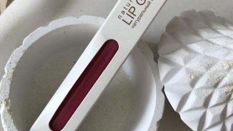 Отзыв: Блеск для губ с лёгким оттенком и очень приятным ароматом, делает губы ухоженными и красивыми.