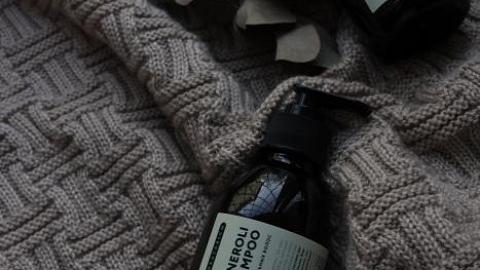 Отзыв: Шампунь для нормальных волос от бренда Laboratorium для комфортного и деликатного очищения кожи головы