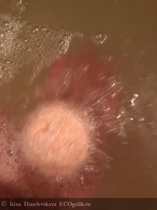 натуральная бомбочка для ванны Ягодная с эфирными маслами, бурлящий шар-гейзер - отзыв Экоблогера Irina Hmelevskaya