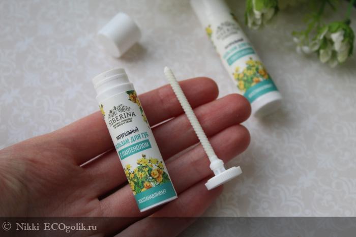 Натуральный бальзам с легким травяным ароматом. Без вкуса. Лечит и питает кожу губ - отзыв Экоблогера Nikki