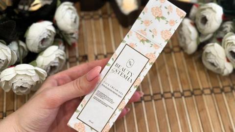 Отзыв: Универсальный продукт для лица с очень приятной и нежной текстурой.